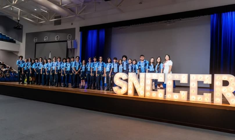 Estudiantes de los Colegios Científicos en el escenario de un acto del SNCCCR
