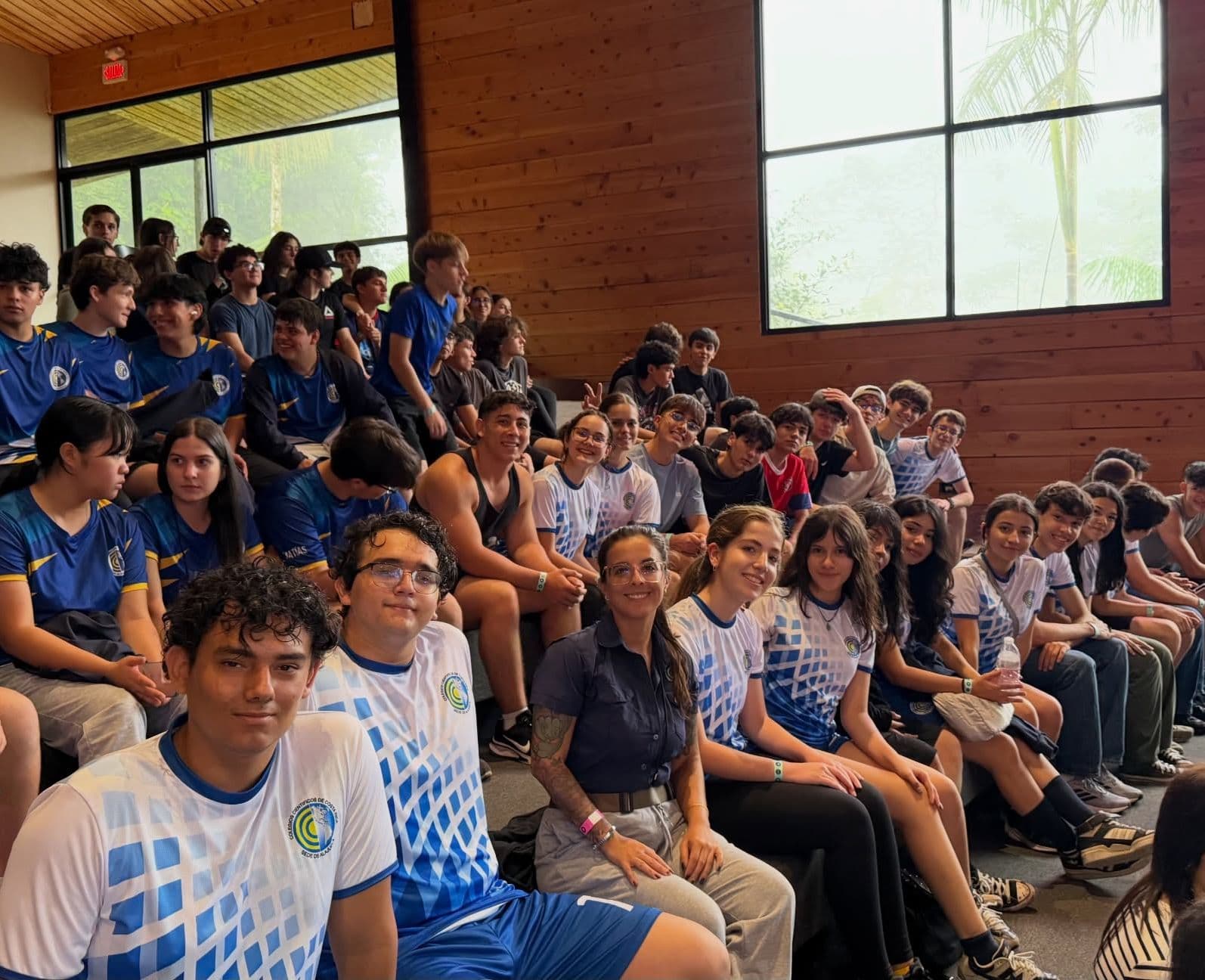 Estudiantes con gabacha presentan un experimento