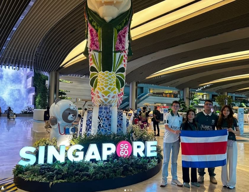 Estudiantes con la bandera de Costa Rica en Singapur