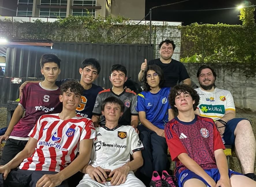 Grupo de estudiantes con camisetas de fútbol