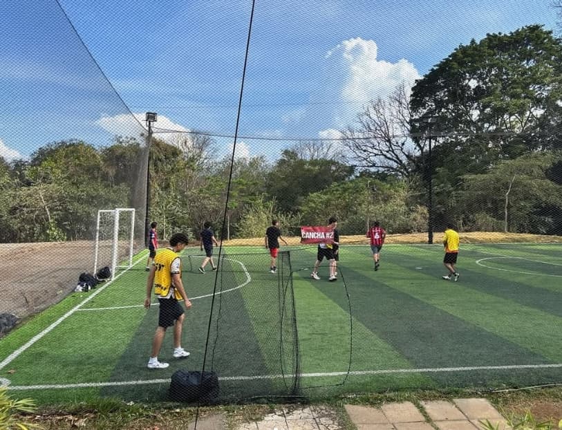 Partido de fútbol en la cancha