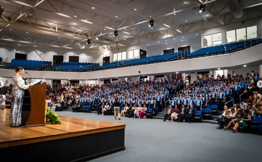 Auditorio lleno durante una ceremonia de graduación